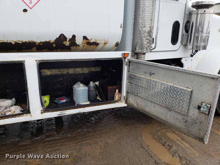 image for item AV9353 1995 Peterbilt 378 fuel truck