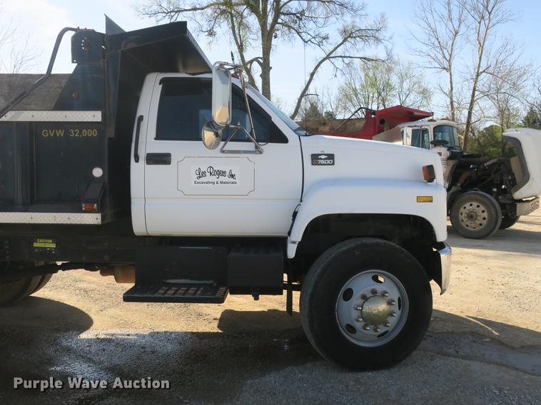 image for item DB8821 2002 Chevrolet C7500 dump truck
