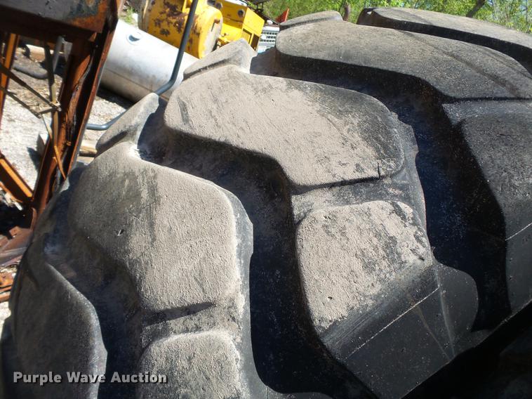 image for item DD2284 (2) Boto 23.5R25 tires