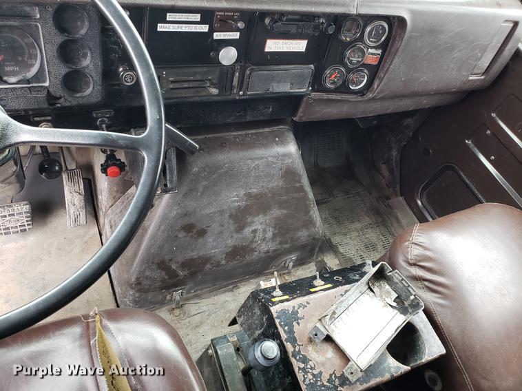 image for item DD4084 1989 International S1900 dump truck