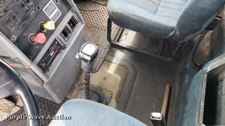 image for item DF3412 1996 Mack CH613 dump truck