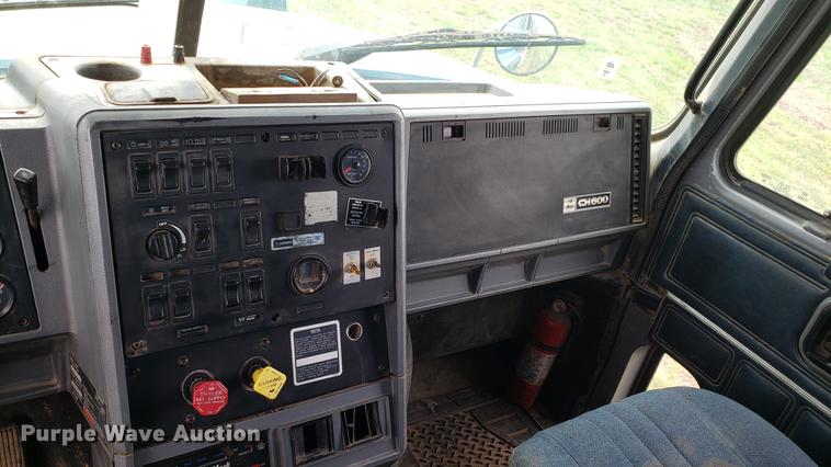 image for item DF3412 1996 Mack CH613 dump truck