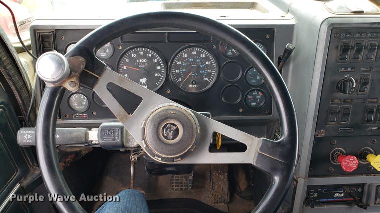 image for item DF3412 1996 Mack CH613 dump truck