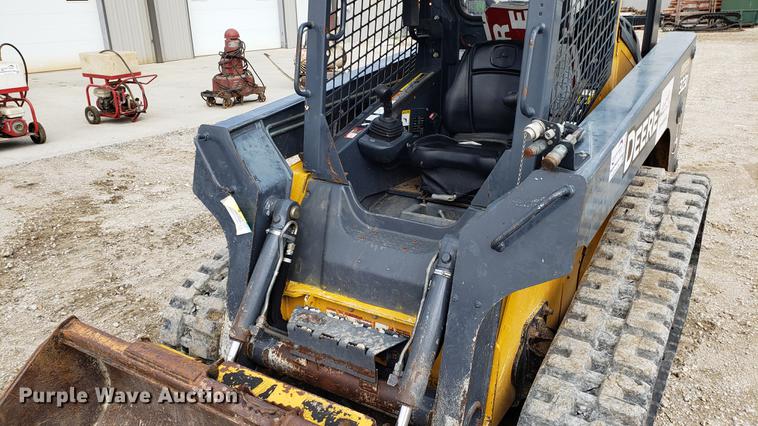 image for item DF3428 2010 John Deere 323D skid steer