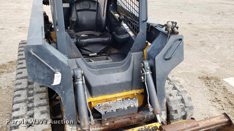 image for item DF3428 2010 John Deere 323D skid steer