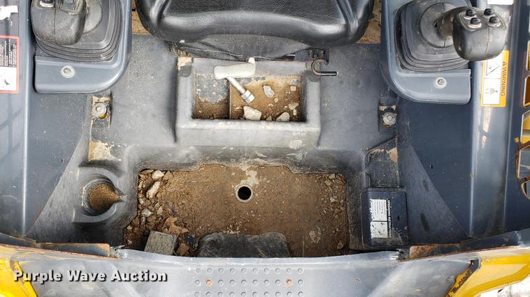 image for item DF3428 2010 John Deere 323D skid steer