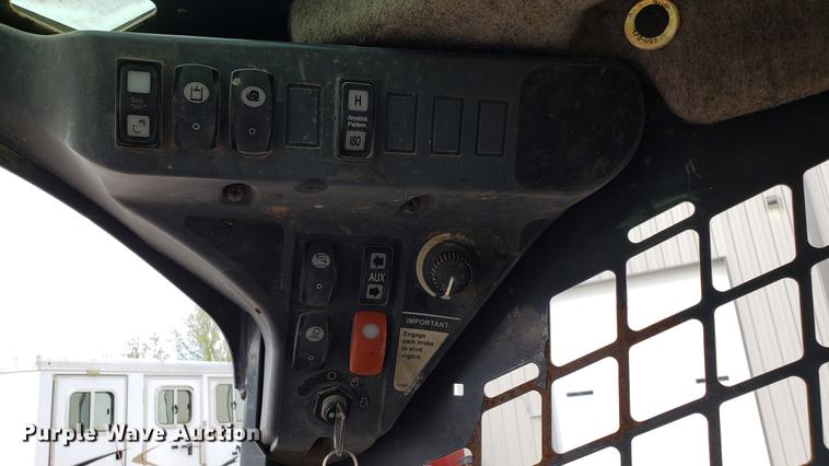 image for item DF3428 2010 John Deere 323D skid steer