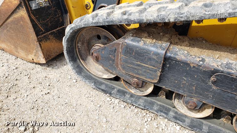 image for item DF3428 2010 John Deere 323D skid steer