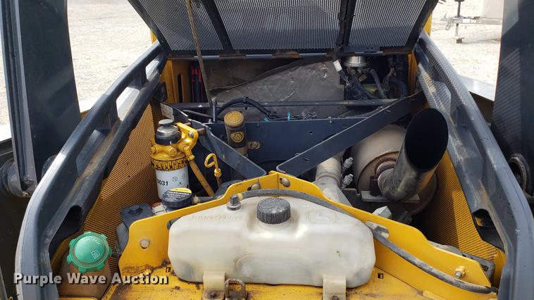 image for item DF3428 2010 John Deere 323D skid steer
