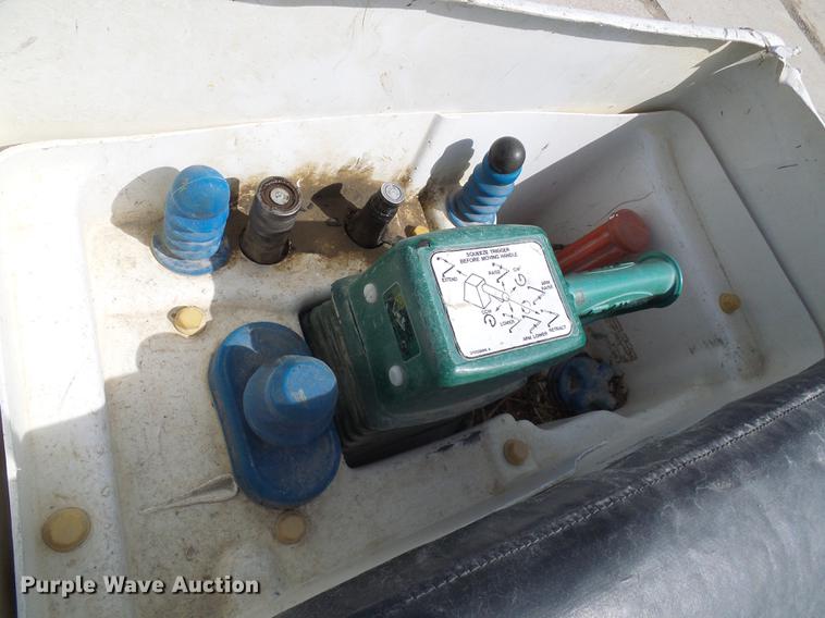 image for item DF7182 2011 Dodge Ram 5500 bucket truck