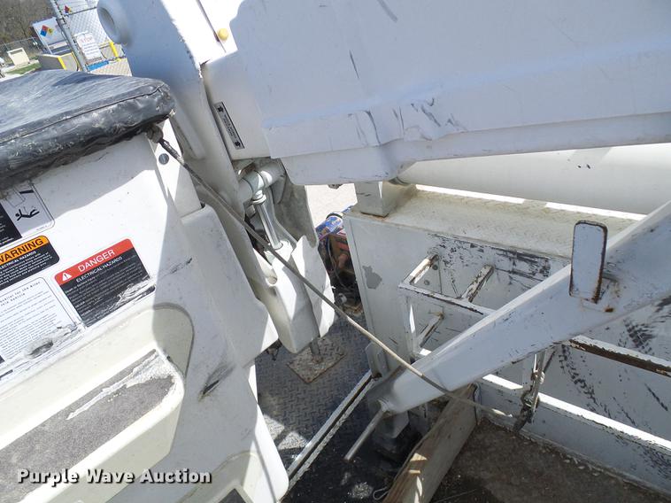 image for item DF7182 2011 Dodge Ram 5500 bucket truck