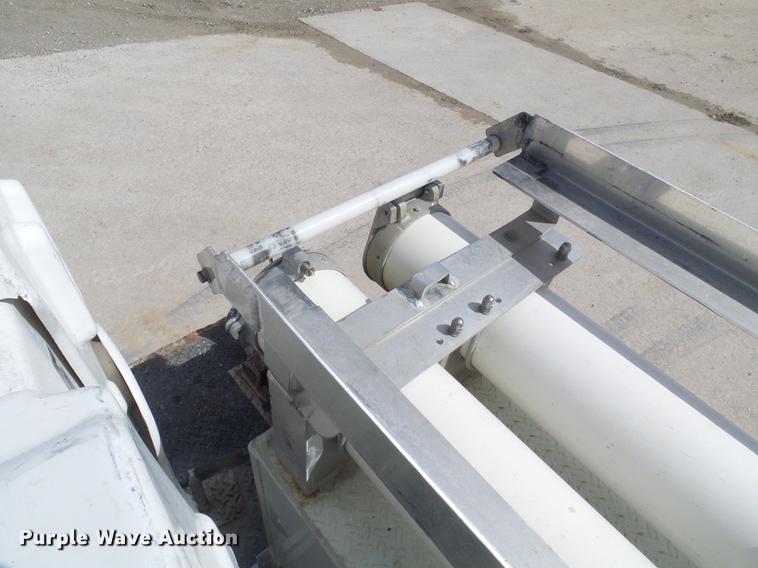 image for item DF7182 2011 Dodge Ram 5500 bucket truck