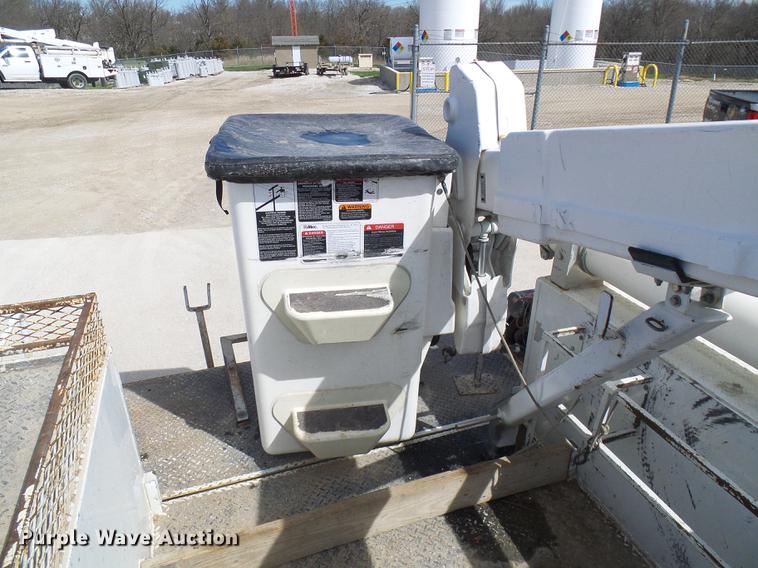 image for item DF7182 2011 Dodge Ram 5500 bucket truck