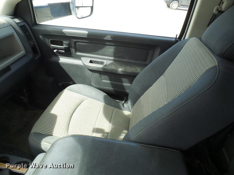 image for item DF7182 2011 Dodge Ram 5500 bucket truck