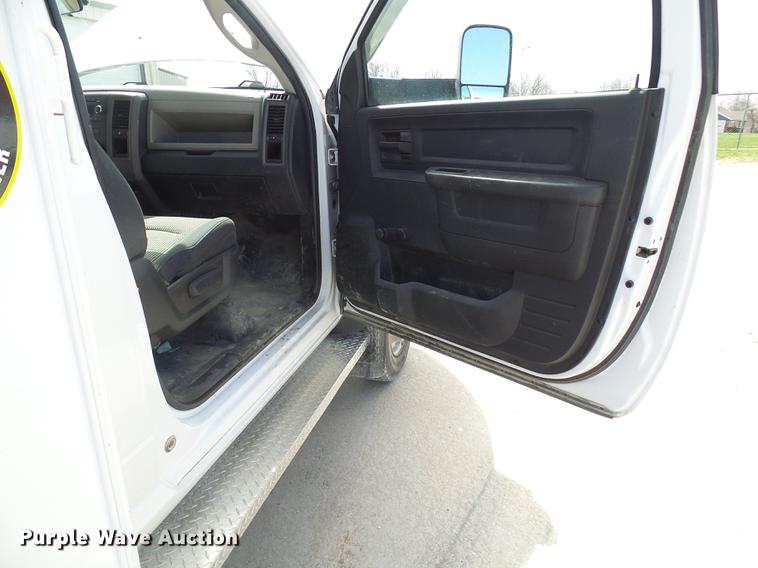 image for item DF7182 2011 Dodge Ram 5500 bucket truck