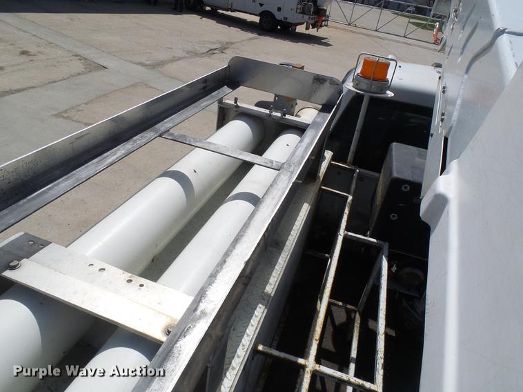 image for item DF7183 2011 Dodge Ram 5500 bucket truck