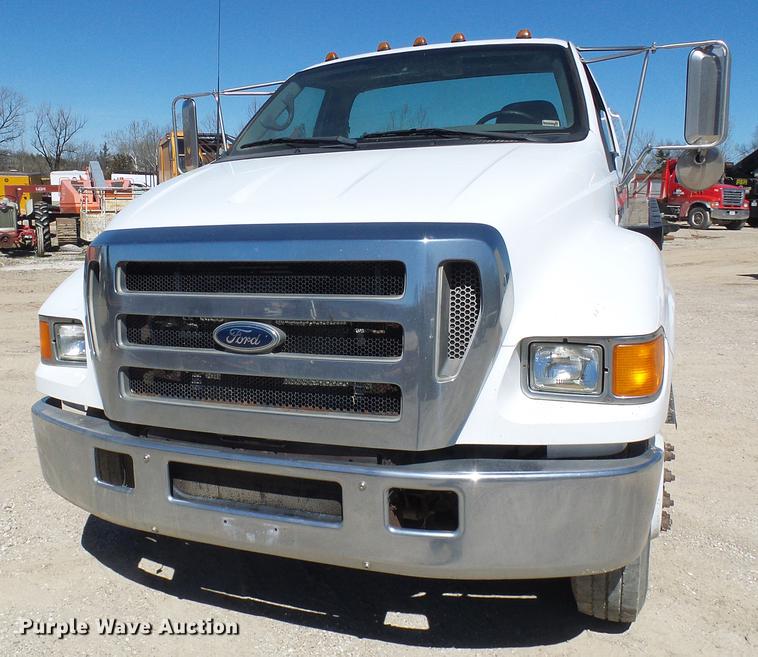 image for item DF7188 2005 Ford F650 Super Duty flatbed truck