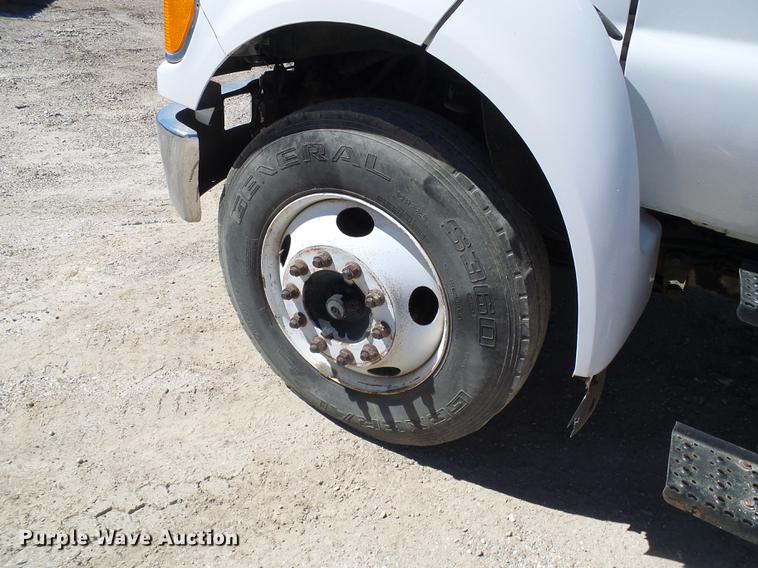 image for item DF7188 2005 Ford F650 Super Duty flatbed truck