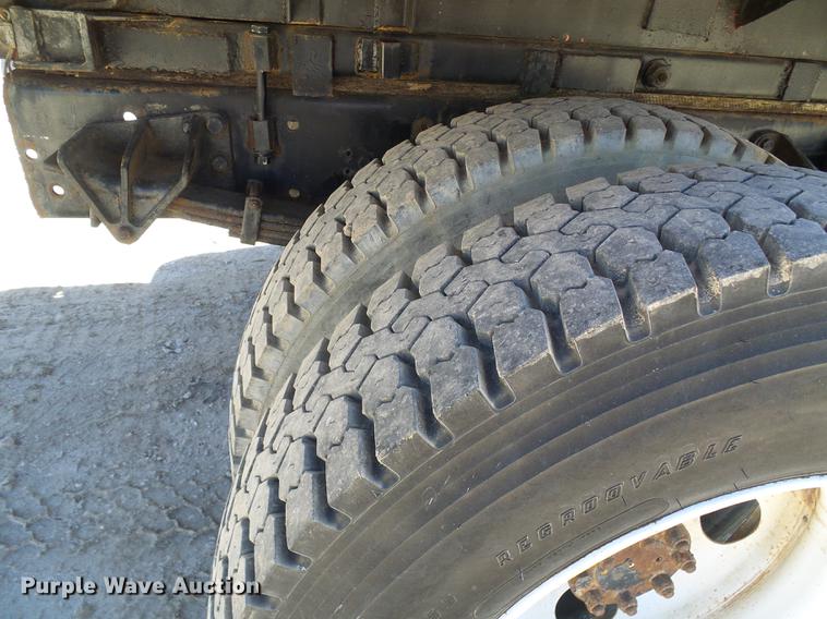 image for item DF7188 2005 Ford F650 Super Duty flatbed truck