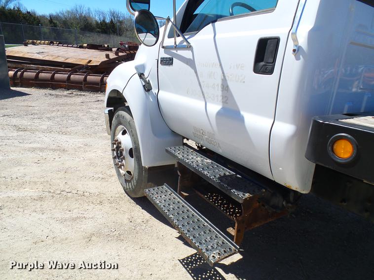 image for item DF7188 2005 Ford F650 Super Duty flatbed truck