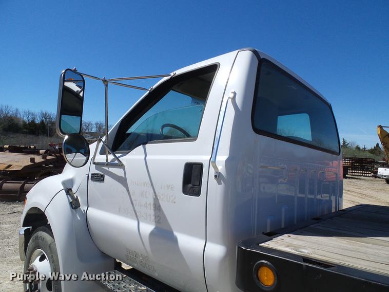 image for item DF7188 2005 Ford F650 Super Duty flatbed truck