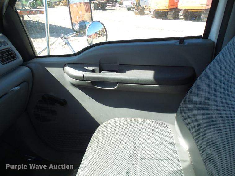 image for item DF7188 2005 Ford F650 Super Duty flatbed truck