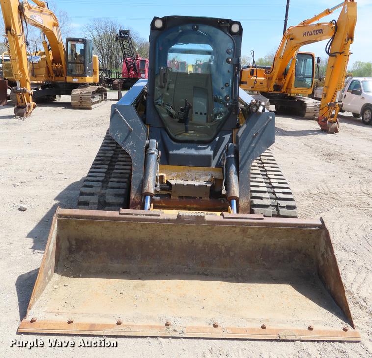 image for item DF7810 2010 John Deere 333D skid steer