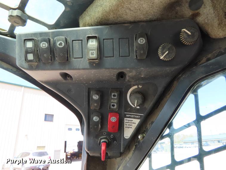 image for item DF7810 2010 John Deere 333D skid steer