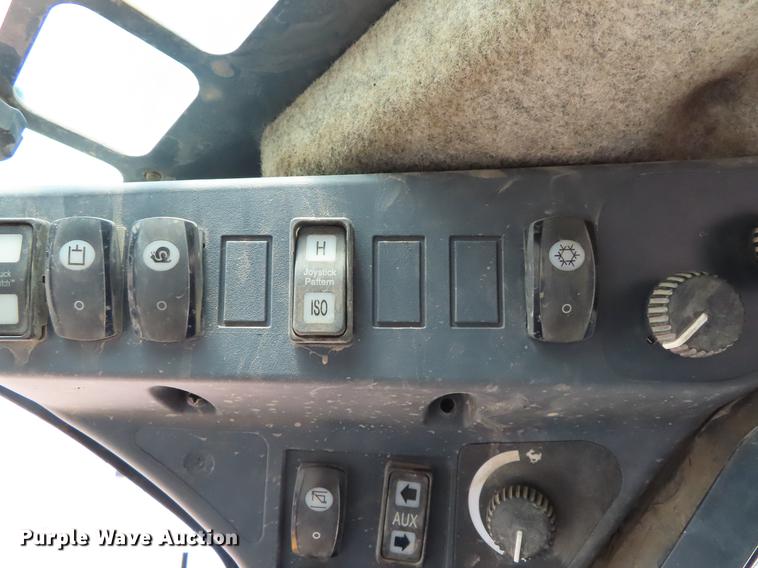 image for item DF7810 2010 John Deere 333D skid steer