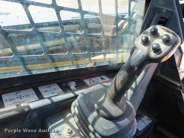 image for item DF7810 2010 John Deere 333D skid steer