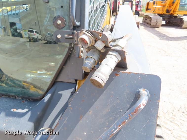 image for item DF7810 2010 John Deere 333D skid steer