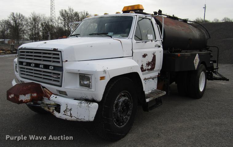image for item DF7933 1984 Ford B700 oil distribution truck