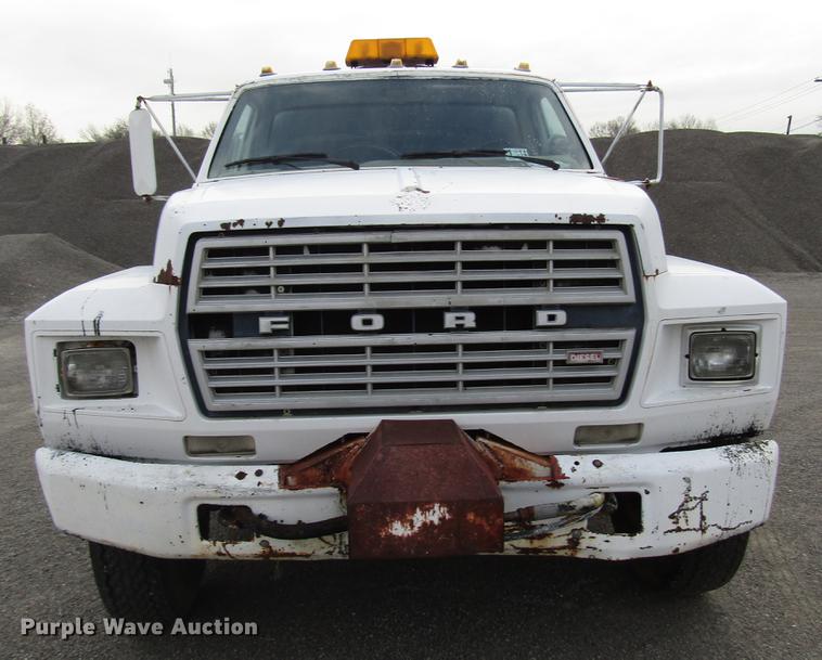 image for item DF7933 1984 Ford B700 oil distribution truck