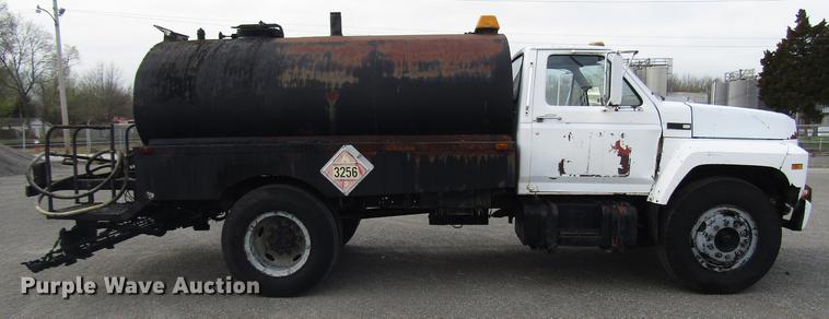image for item DF7933 1984 Ford B700 oil distribution truck