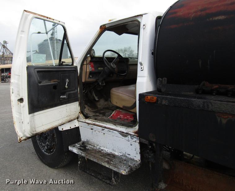 image for item DF7933 1984 Ford B700 oil distribution truck