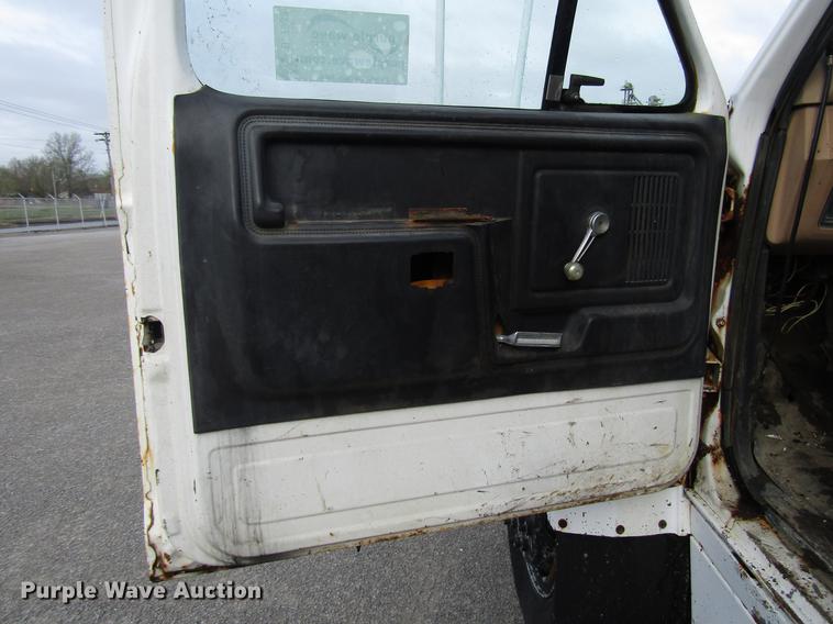 image for item DF7933 1984 Ford B700 oil distribution truck