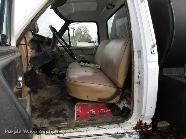 image for item DF7933 1984 Ford B700 oil distribution truck