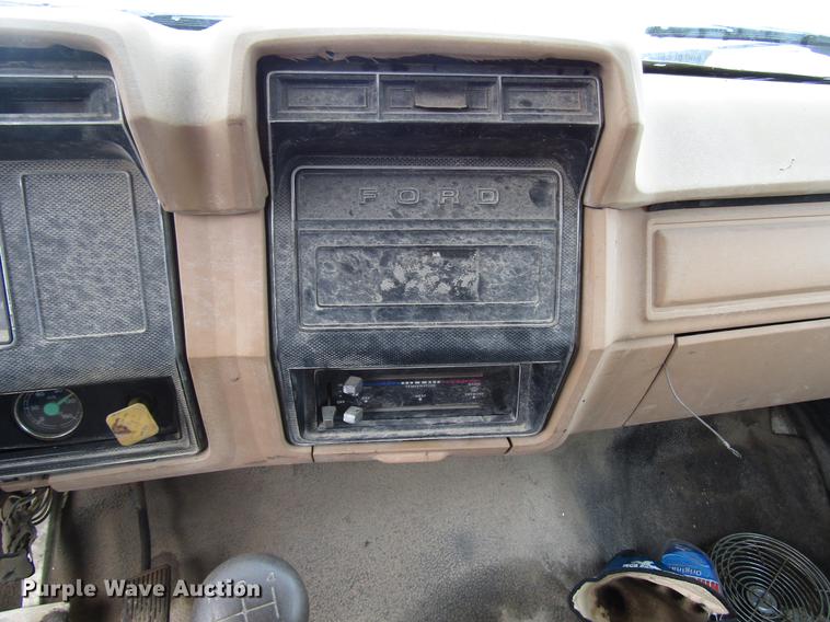 image for item DF7933 1984 Ford B700 oil distribution truck