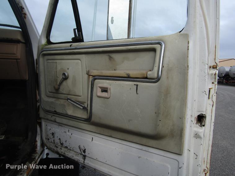 image for item DF7933 1984 Ford B700 oil distribution truck