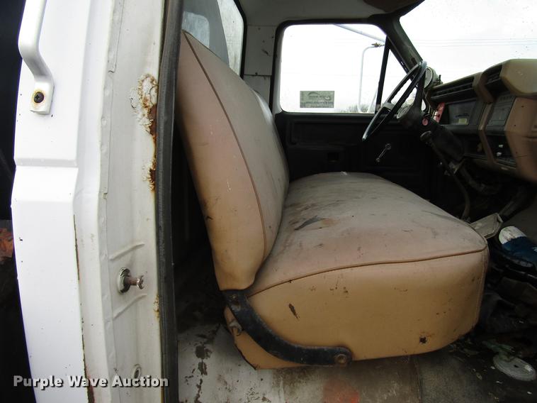 image for item DF7933 1984 Ford B700 oil distribution truck