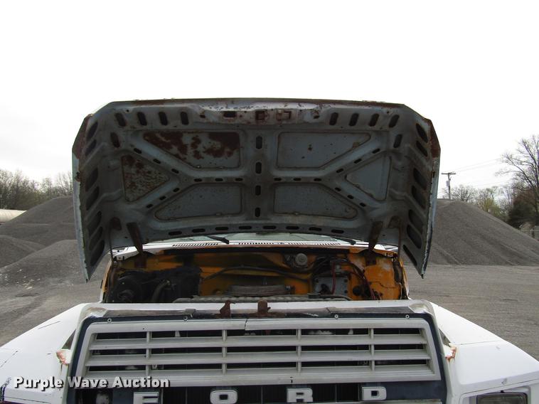 image for item DF7933 1984 Ford B700 oil distribution truck