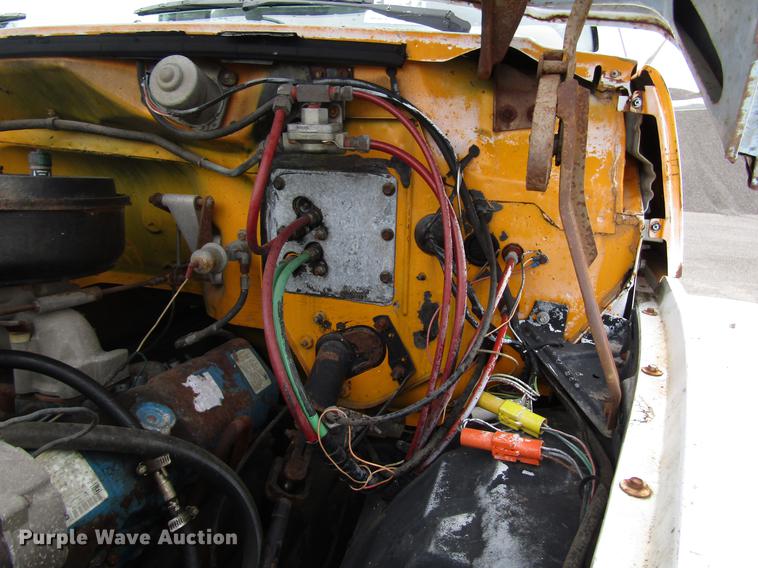 image for item DF7933 1984 Ford B700 oil distribution truck