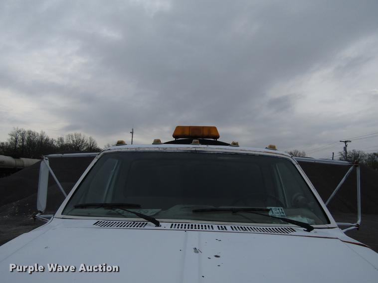 image for item DF7933 1984 Ford B700 oil distribution truck