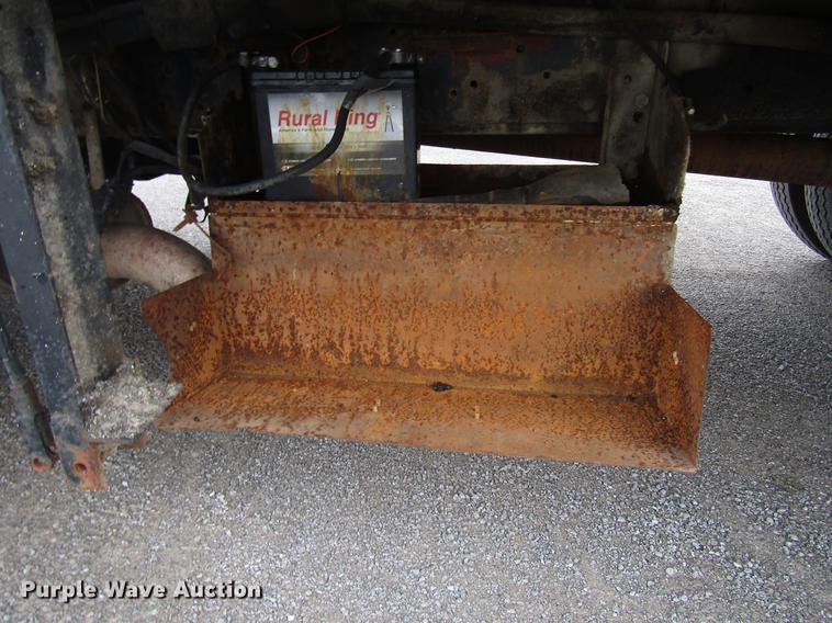 image for item DF7933 1984 Ford B700 oil distribution truck