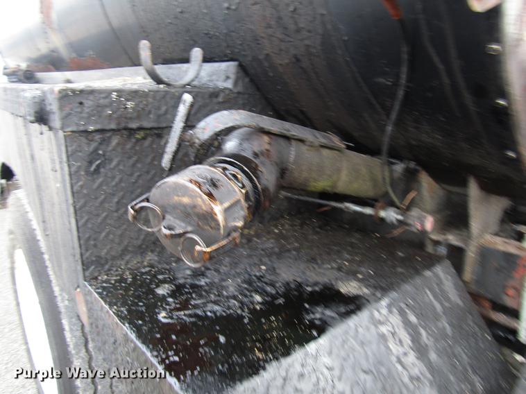 image for item DF7933 1984 Ford B700 oil distribution truck