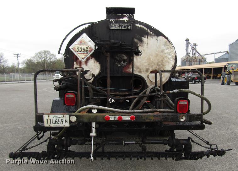 image for item DF7933 1984 Ford B700 oil distribution truck