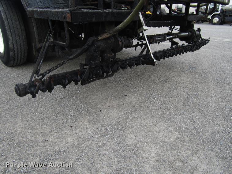 image for item DF7933 1984 Ford B700 oil distribution truck