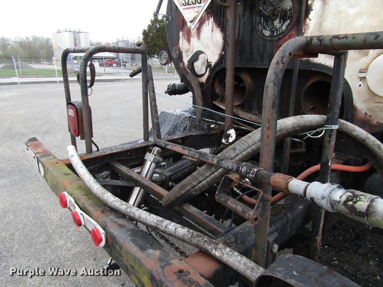 image for item DF7933 1984 Ford B700 oil distribution truck