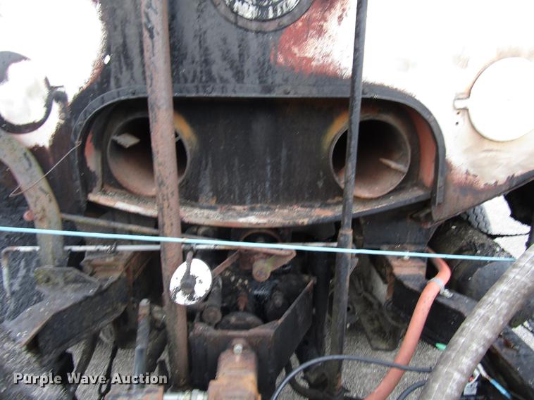 image for item DF7933 1984 Ford B700 oil distribution truck