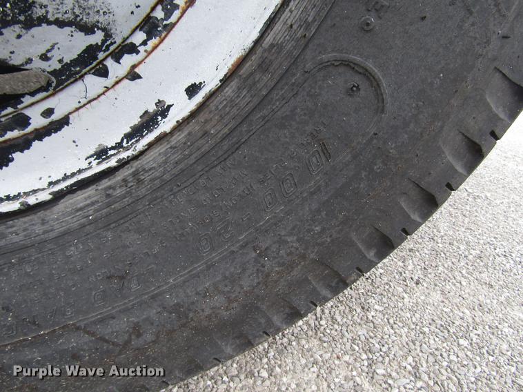 image for item DF7933 1984 Ford B700 oil distribution truck